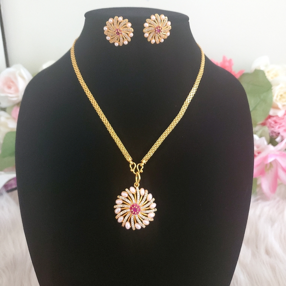 Brand new goldplated chain, pendant & stud set